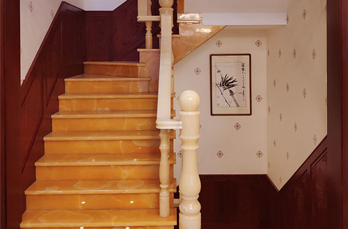 紫云中式别墅室内汉白玉石楼梯的定制安装装饰效果